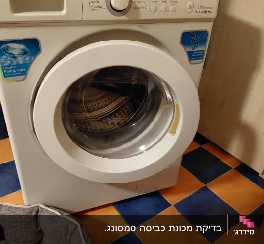 מכונת כביסה סמסונג על רצפה צבעונית